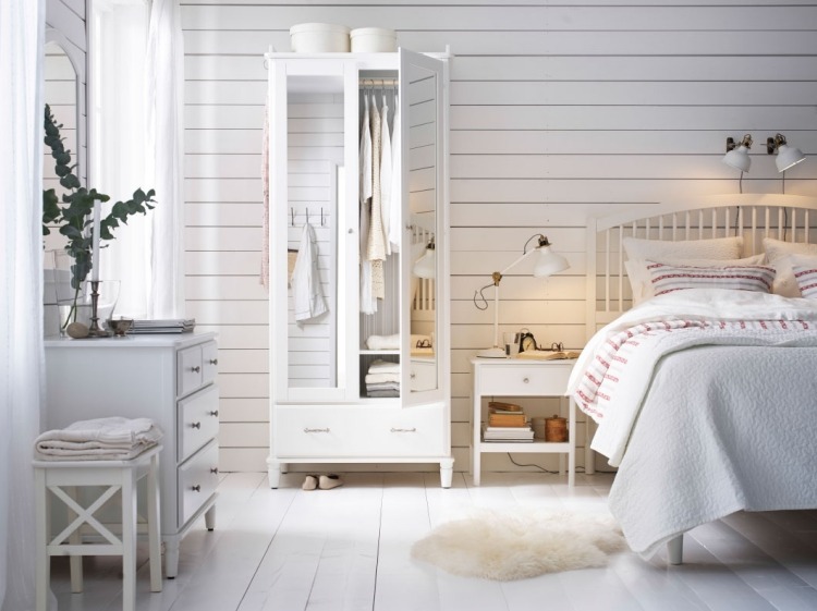 weiße-schlafzimmermoebel-stil-gestaltung-skandinavisch-kommode-schrank-nachttisch-bettwaesche-wandverkleidung-nachttischlampe