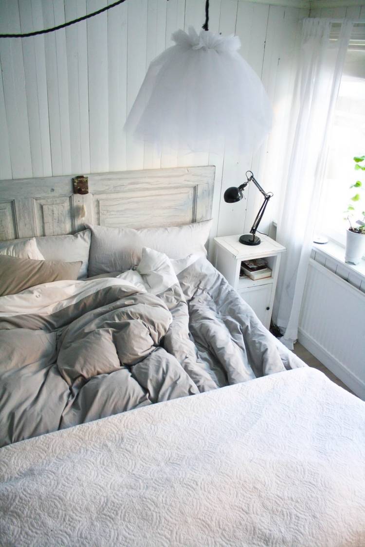weiße-schlafzimmermoebel-stil-gestaltung-skandinavisch-kopfteil-holz-lampenschirm-luell