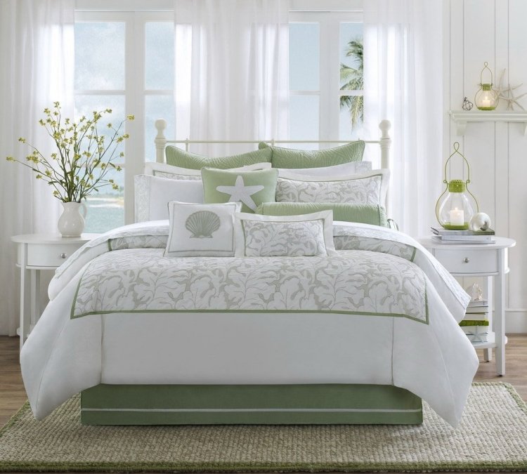 weiße-schlafzimmermoebel-stil-gestaltung-traditionell-fenster-gruen-meerstern-deko-laterne