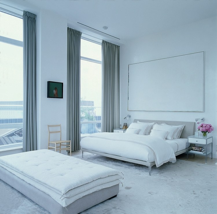 weiße-schlafzimmermoebel-stil-gestaltung-traditionell-gra-gardinen-blumen-nachttisch-hohe-decke