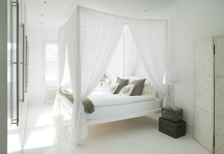weiße-schlafzimmermoebel-stil-gestaltung-traditionell-himmelbett-spitze-kissen-tischlampe