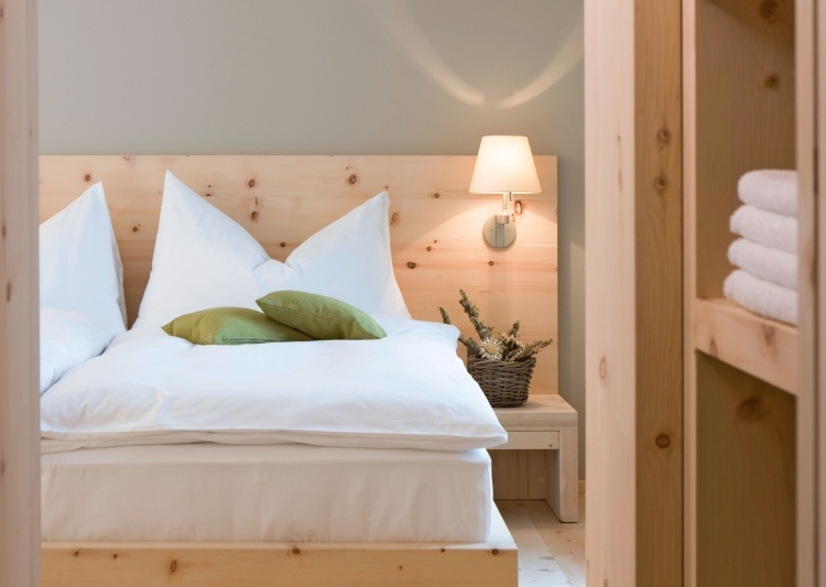 weiße-schlafzimmermoebel-stil-gestaltung-traditionell-holz-bettwaesche-nachttischlampe-kissen