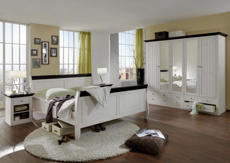 weiße-schlafzimmermoebel-stil-gestaltung-traditionell-holzboden-gruen-accessoires-fenster