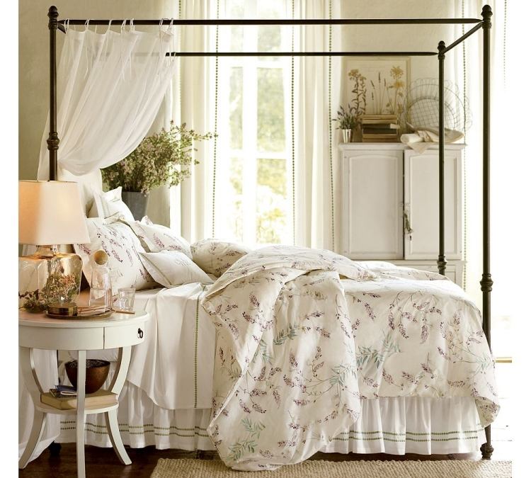 weiße-schlafzimmermoebel-stil-gestaltung-traditionell-metallbett-romantisch-alt-vintage-himmelbett