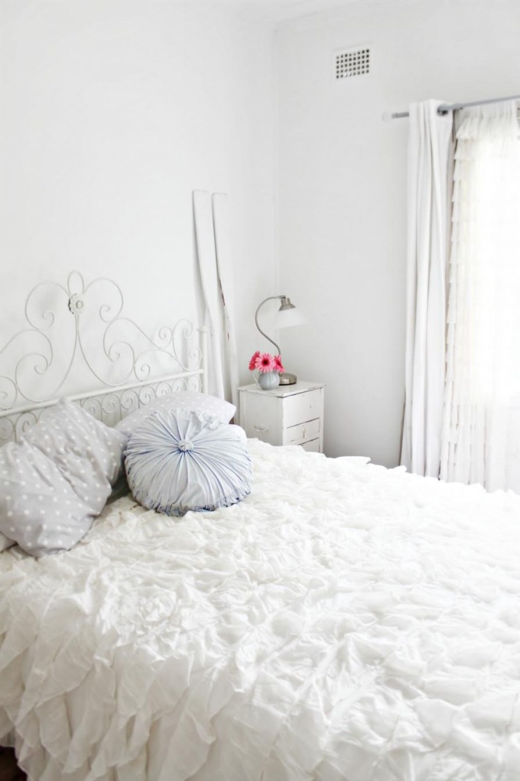 weiße-schlafzimmermoebel-stil-gestaltung-traditionell-spitze-decke-kissen-fenster-klein-gardinen