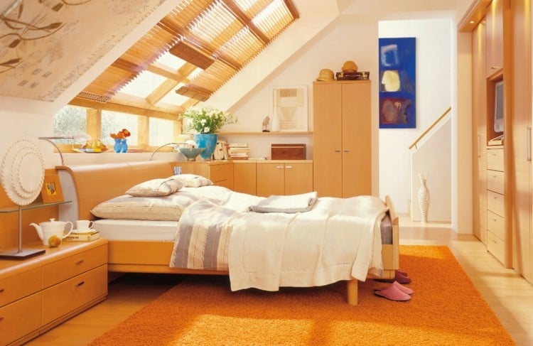 wohnideen mit dachschräge orange schlafzimmer bett teppich fenster