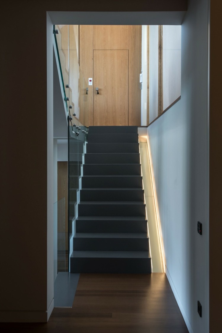 wohnung mit schwarz grauem wohnzimmer flur design treppe beleuchtung