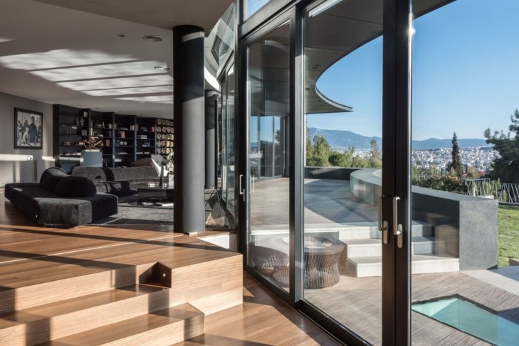 wohnung mit schwarz grauem wohnzimmer stufen couch modern saeule