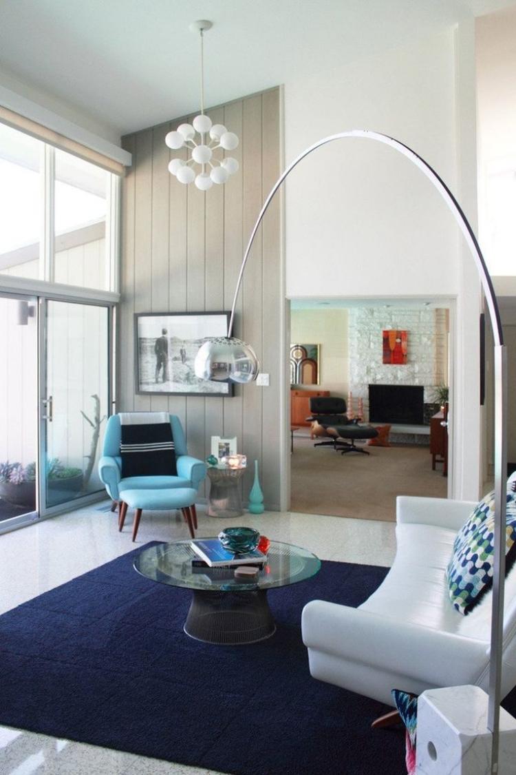 wohnzimmer-deko-skulptur-kunst-arko-lampe-design-klassiker-interior*design-weiss-blau-grau
