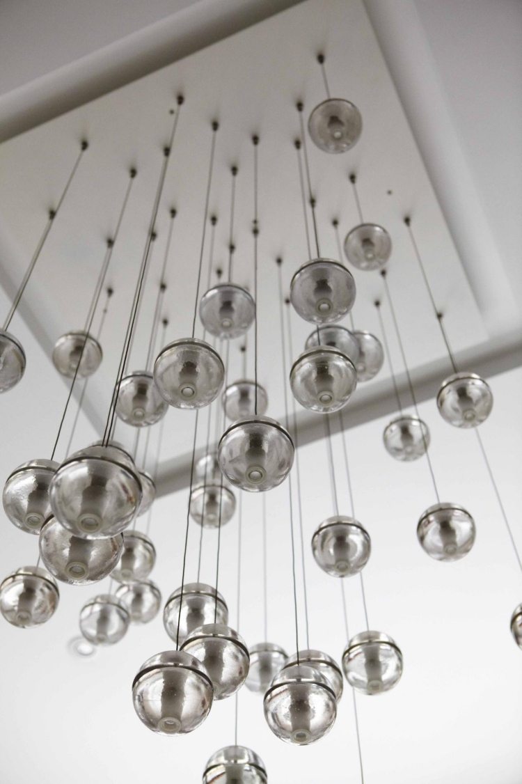 Wohnzimmer Deko -skulptur-kunst-glas-lampe-kugel-durchsichtig-weiss