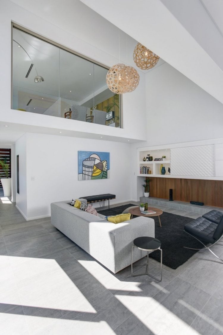 wohnzimmer-deko-skulptur-kunst-interior-design-grau-modern-couch-weiss-offen-minimalistisch