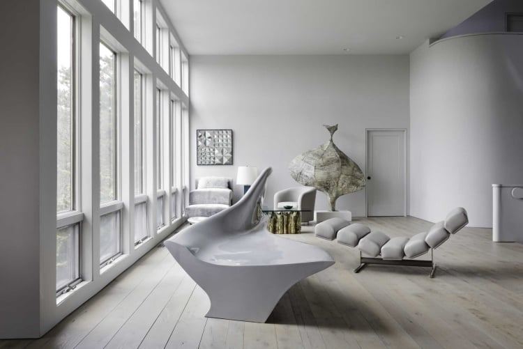 Wohnzimmer Deko -skulptur-kunst-interior-design-modern-weiss-grau-minimalistisch-dielenboden-fenstertuer