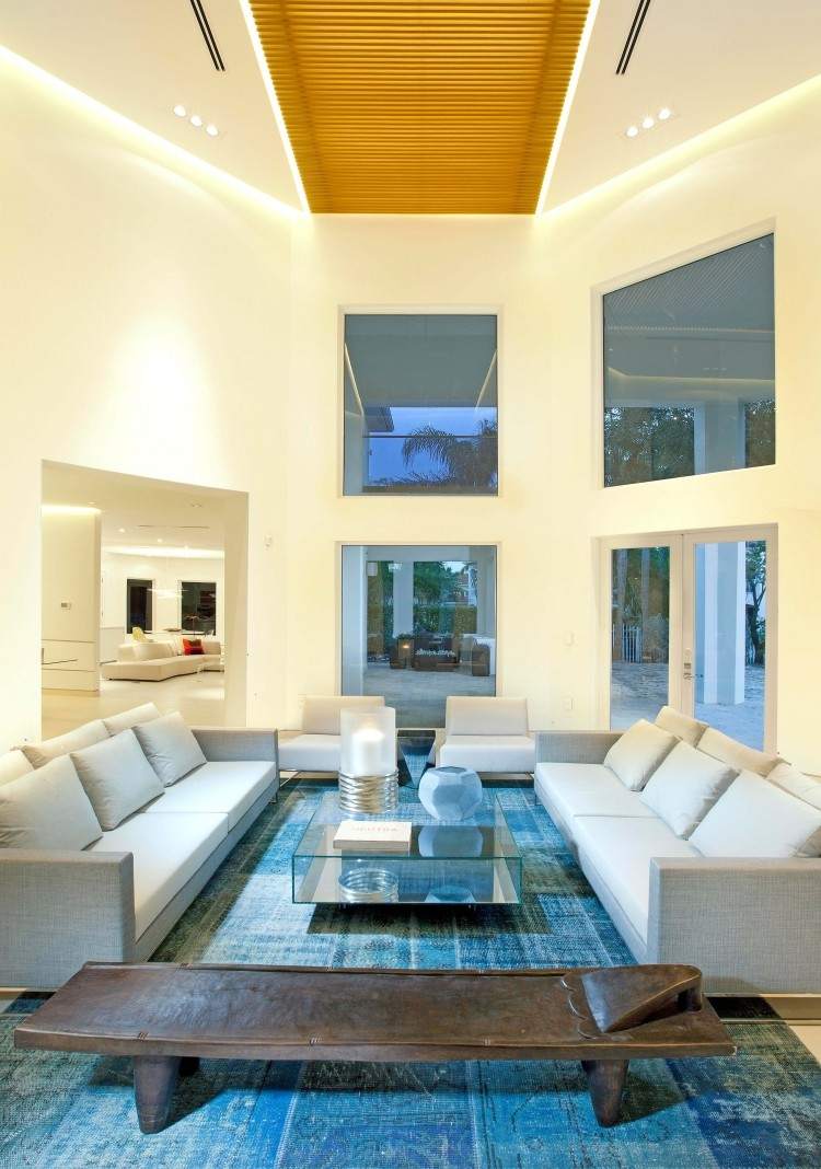 wohnzimmer-deko-skulptur-kunst-teppich-blau-couch-grau-sitzbank-alt-modern-dachbeleuchtung