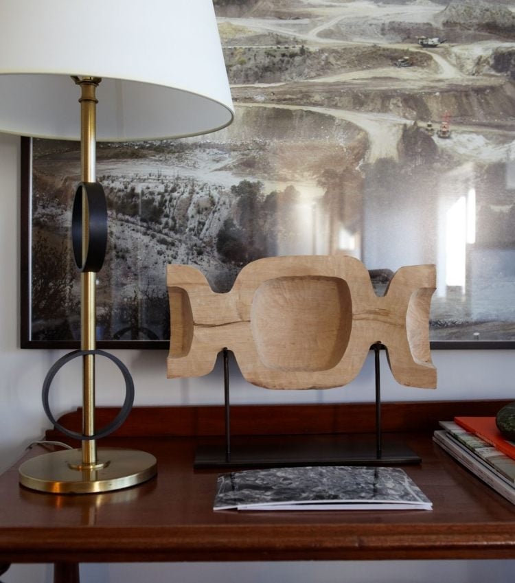 wohnzimmer-deko-skulptur-kunstwerk-monochrom-holz-lampe-interior-designer