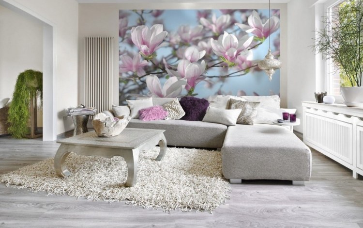wohnzimmer-farblich-gestalten-fototapete-magnolia-blueten-cremeweisse-wandfarbe