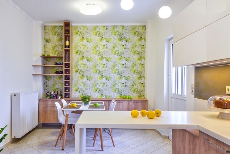 Zimmer farblich gestalten kueche-tapete-gruene-pflanzen-holz-regale