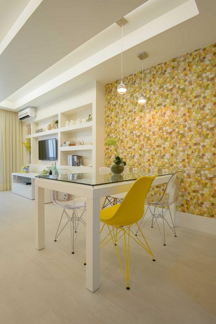 Zimmer farblich gestalten weiss-gelbe-tapete-abstraktes-muster