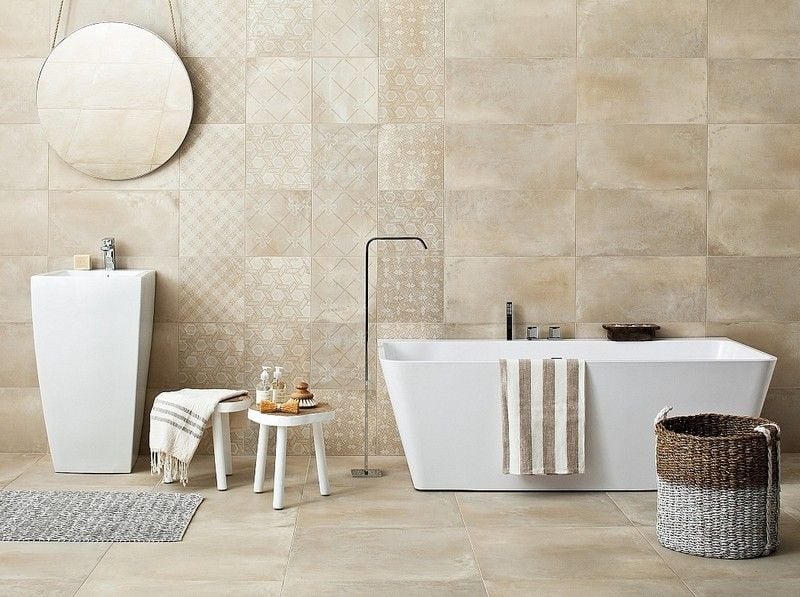 Badezimmer-beige-gestalten-Fliesen-Wandmuster-modern