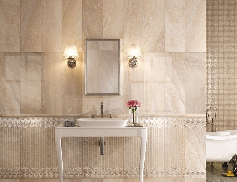Badezimmer-beige-modern-gestalten-Spiegel-Keramik-Waschbecken-Waschtisch
