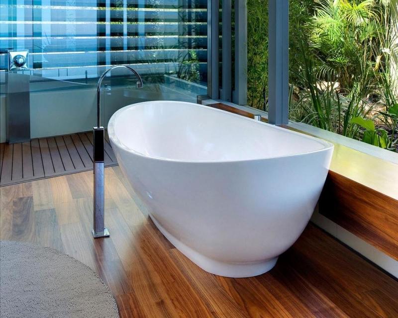 Holzboden-Badezimmer-Badewanne-chromierte-Badarmatur