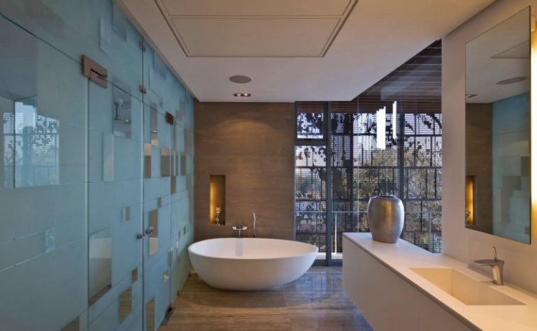Holzboden-Badezimmer-Holzfliesen-Badgestaltung-Glastuer-Spiegelwand