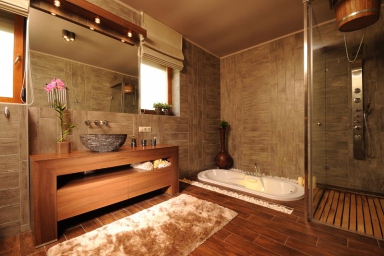 Holzboden-Badezimmer-Ideen-bodengleiche-Dusche-Nassbereich-Gestaltung