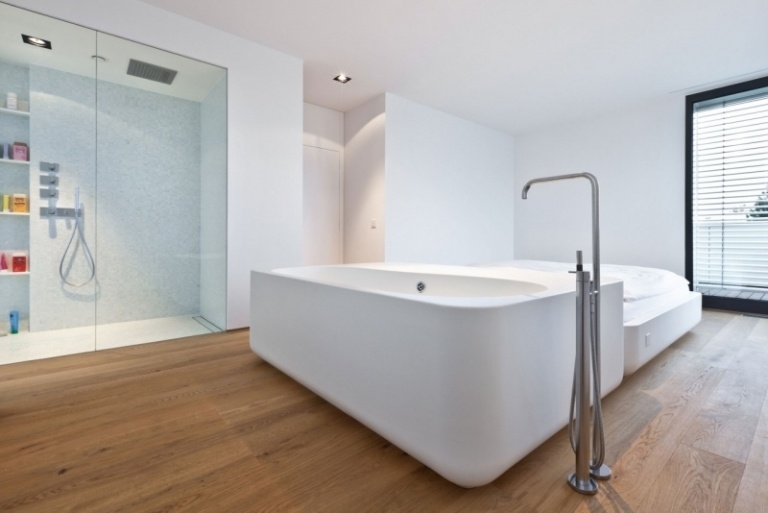 Holzboden-Badezimmer-freistehend-Duschkabine-Ideen