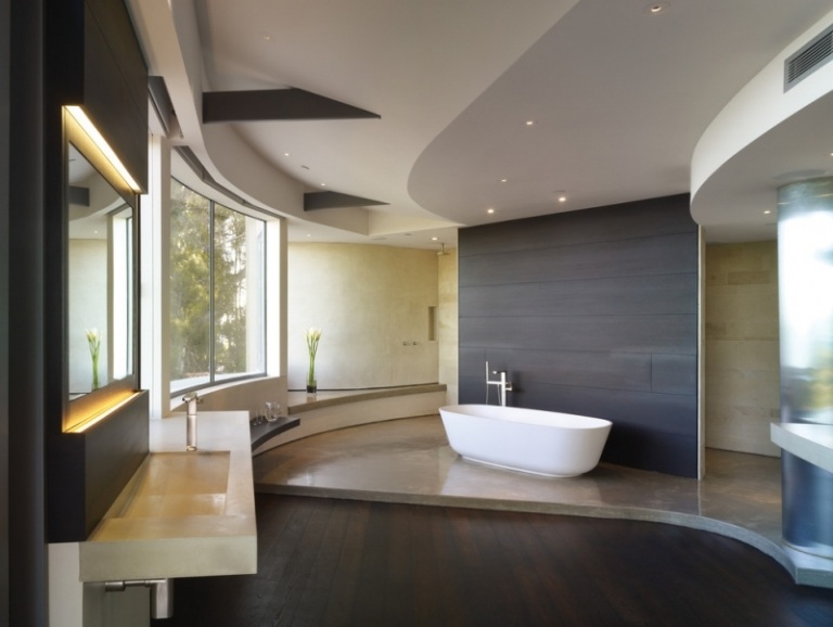 Holzboden-Badezimmer-freistehende-Badewanne-Fliesenboden