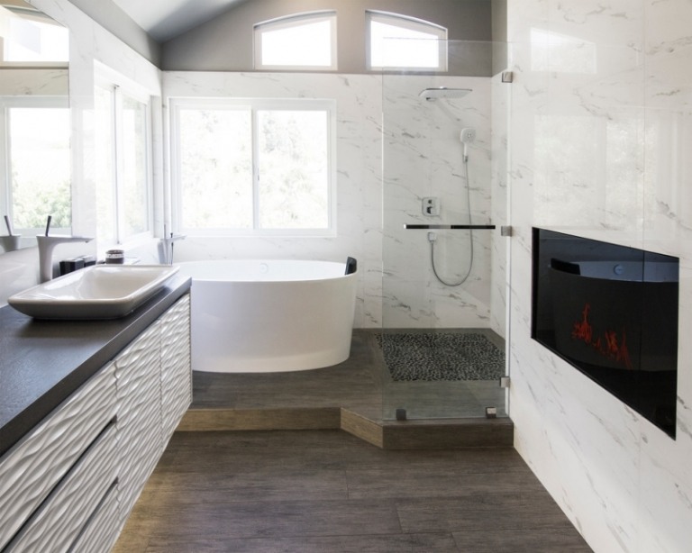 Holzboden-Badezimmer-modern-Kamin-freistehende-Badewanne