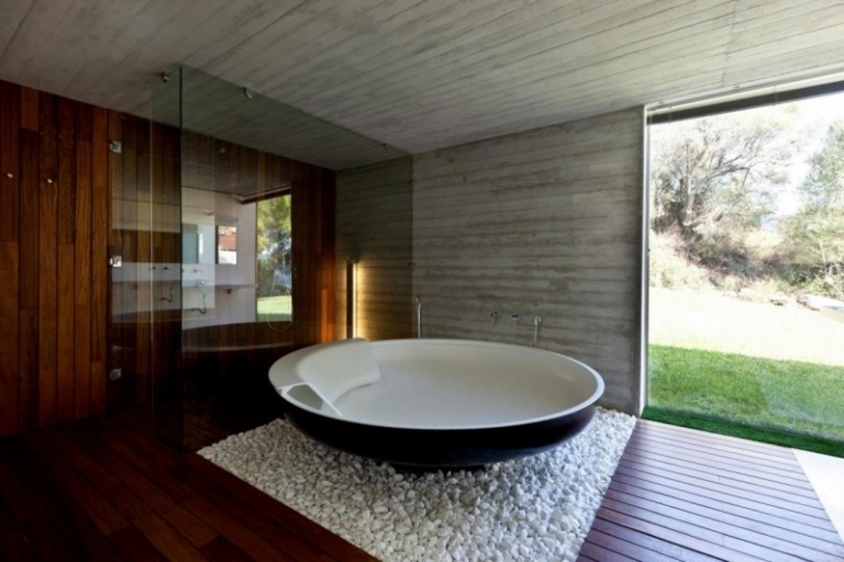 Holzboden-Badezimmer-modern-freistehende-Badewanne