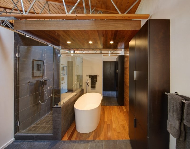 Holzboden-Badezimmer-modern-gestalten-Ideen