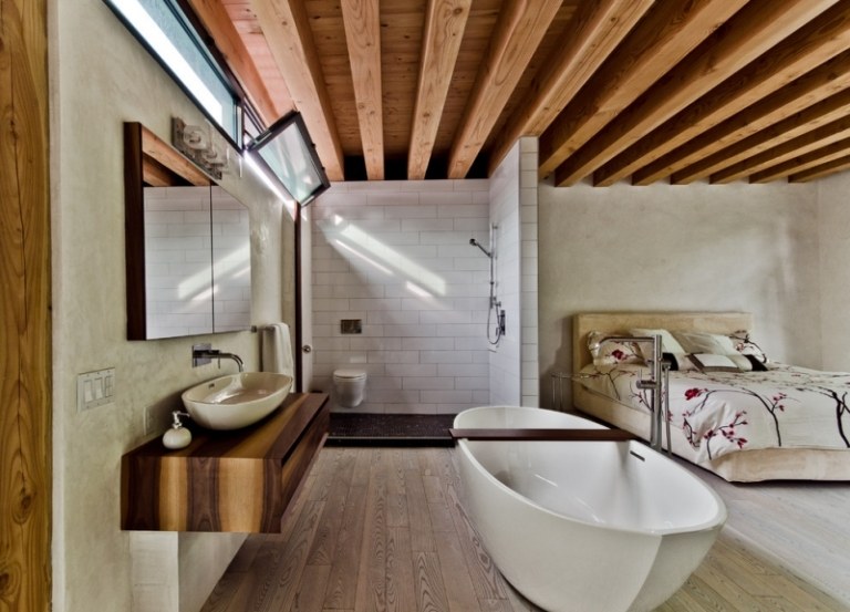 Holzboden-Badezimmer-moderne-Badgestaltung-freistehende-Badewanne