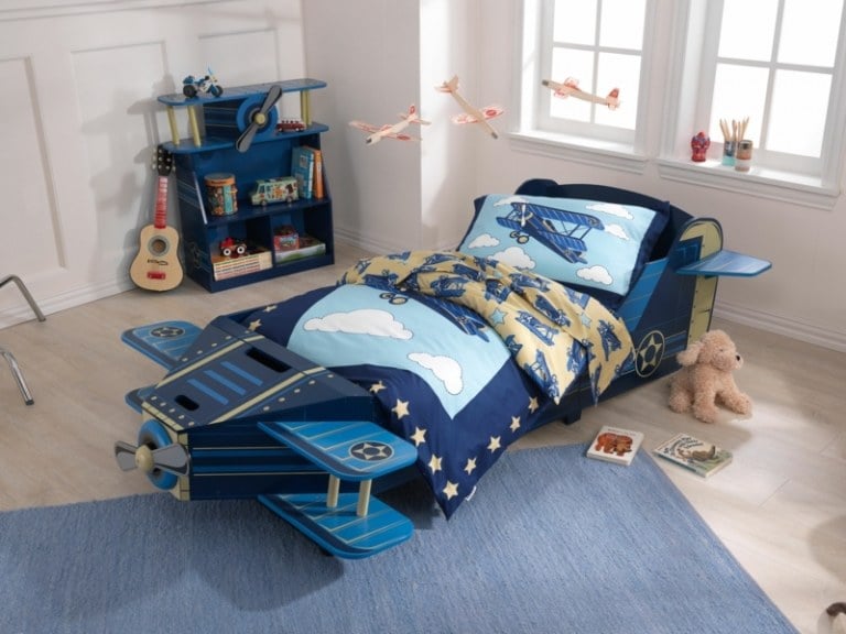 Kinderbett-Babyzimmer-Flugzeug-Juniorbett-Jungenzimmer-einrichten
