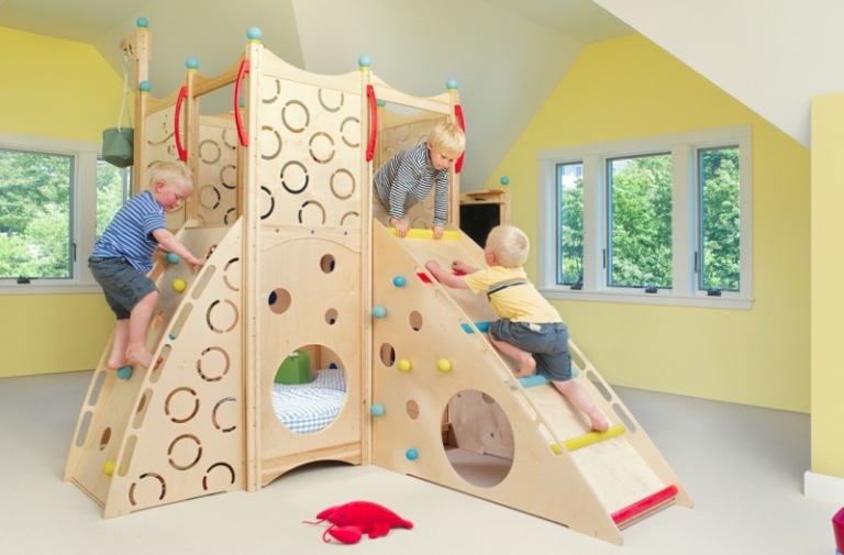 Kinderbett im Babyzimmer-Spielbett-Kletterwand-Leseflaeche-Spieltisch