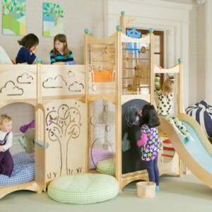 Kinderbett im Babyzimmer