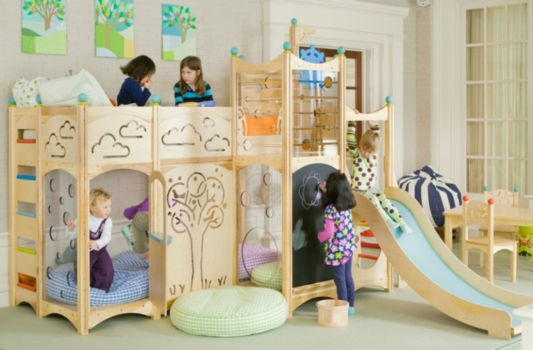 Kinderbett im Babyzimmer-Spielflaeche-Ideen-Rutsche-Tafelfarbe