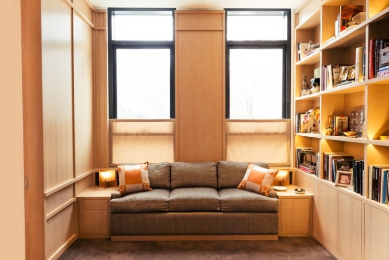 Kleines-Zimmer-einrichten-Sofa-Wandregale-Holz