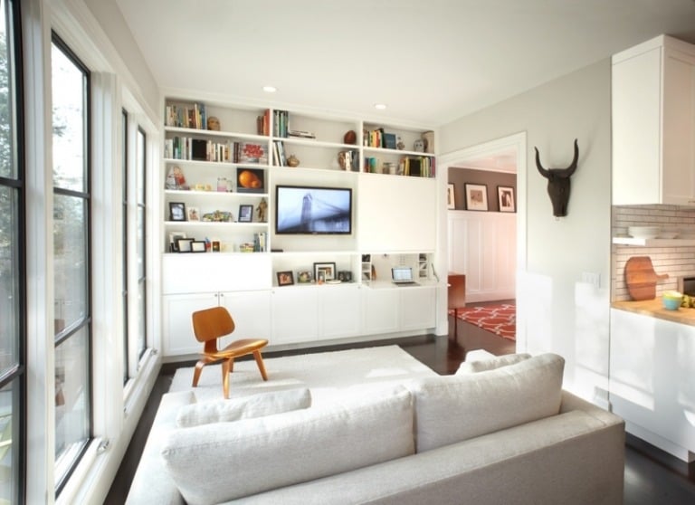 Kleines-Zimmer-einrichten-Wandregale-Zweisitzer-Sofa-Planung