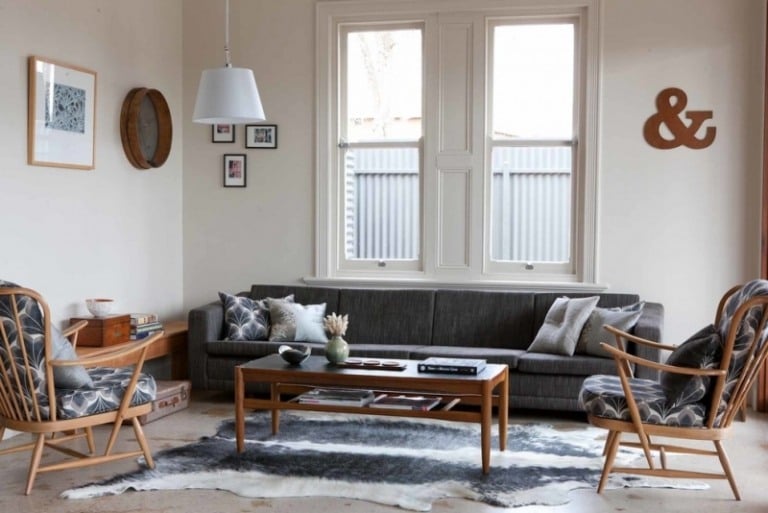 Kleines-Zimmer-einrichten-retro-Holz-Moebel-Sofa-grau-Wanddeko-Holz