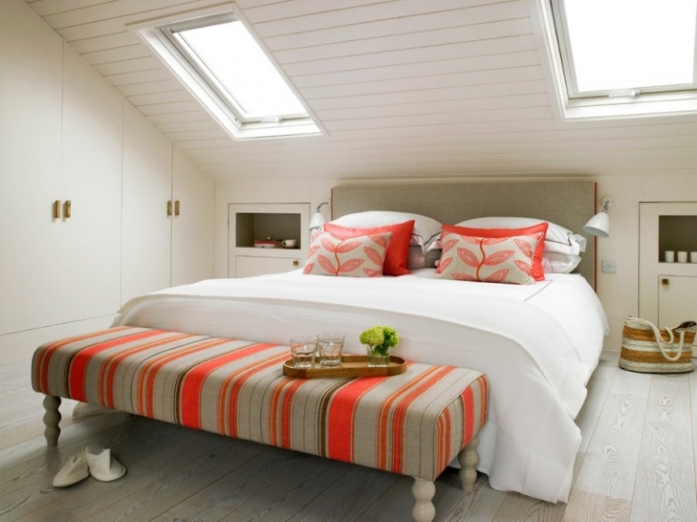 Schlafzimmer-Dachschraege-gestalten-Bett-Dachfenster