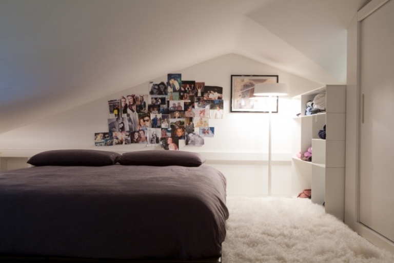 Schlafzimmer-Dachschraege-gestalten-Bett-Kopfteil-Familienfotos