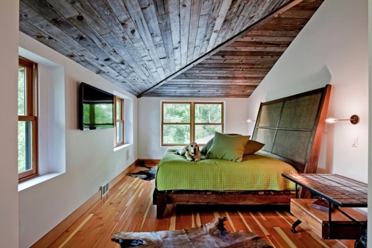Schlafzimmer-Dachschraege-gestalten-Bett-Kopfteil-Holz