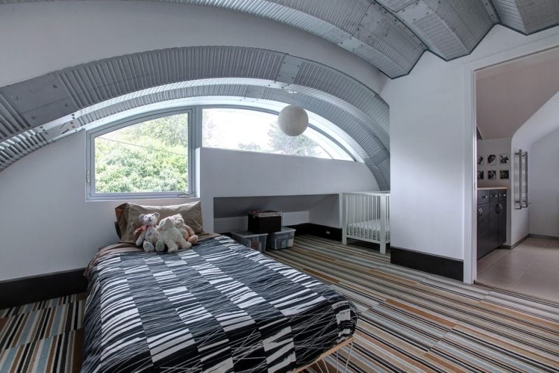 Schlafzimmer-Dachschraege-gestalten-Decke-Balken-Doppelbett