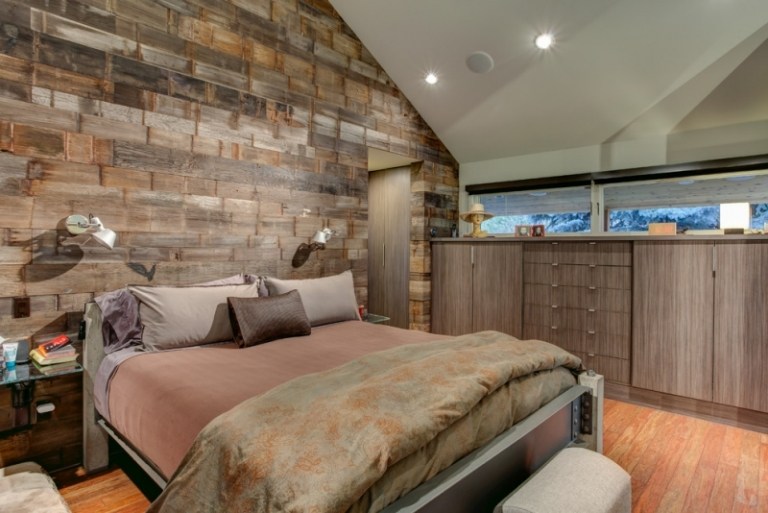 Schlafzimmer-Dachschraege-gestalten-Holzwand-rustikal-Bett