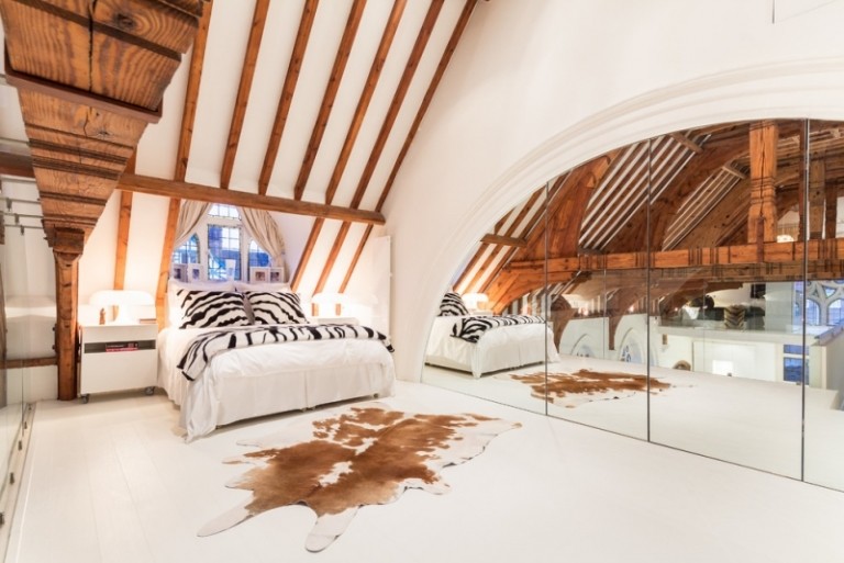 Schlafzimmer-Dachschraege-gestalten-modern-Ideen-Schrank-Spiegeltuer