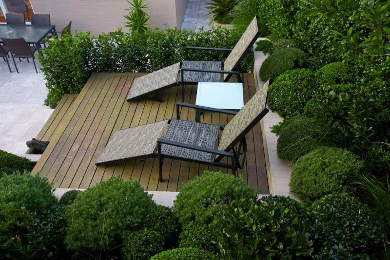 Sitzplaetze-im-Garten-Sonnenliege-Buchsbaum-Holzterrasse