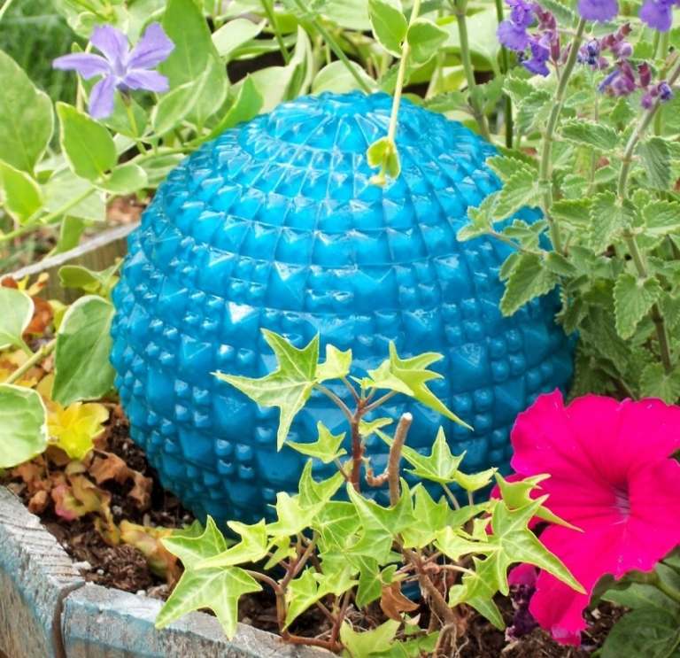 Sommmer-DIY-Deko-Ideen-Gartenkugel-blau-faerben
