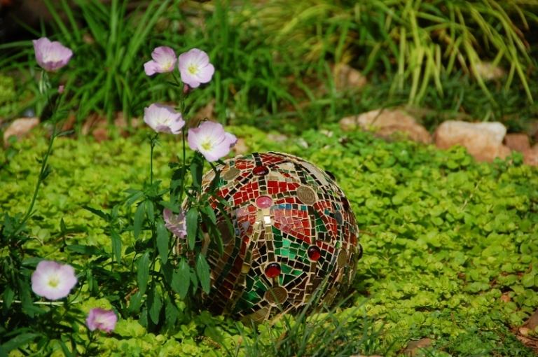 Sommmer DIY Deko Ideen Mosaik-Kugel-Gartendeko