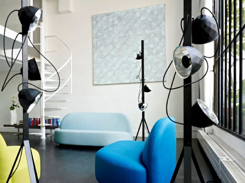 Stehlampe-Schwarz-modern-Wohnzimmer-retro-Sofa