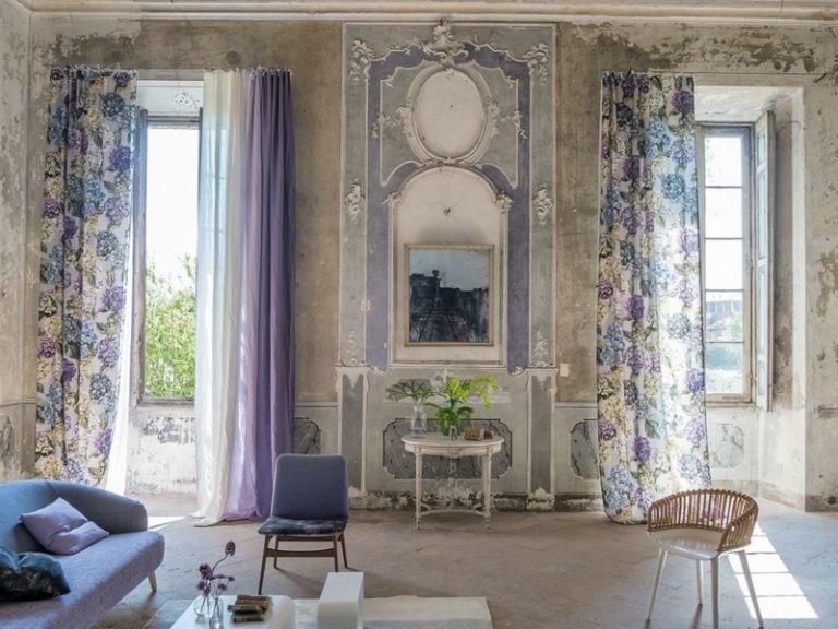 Vintage-Stil-Wohnzimmer-Sofa-Lavendel-Gardinen-Blumenmuster